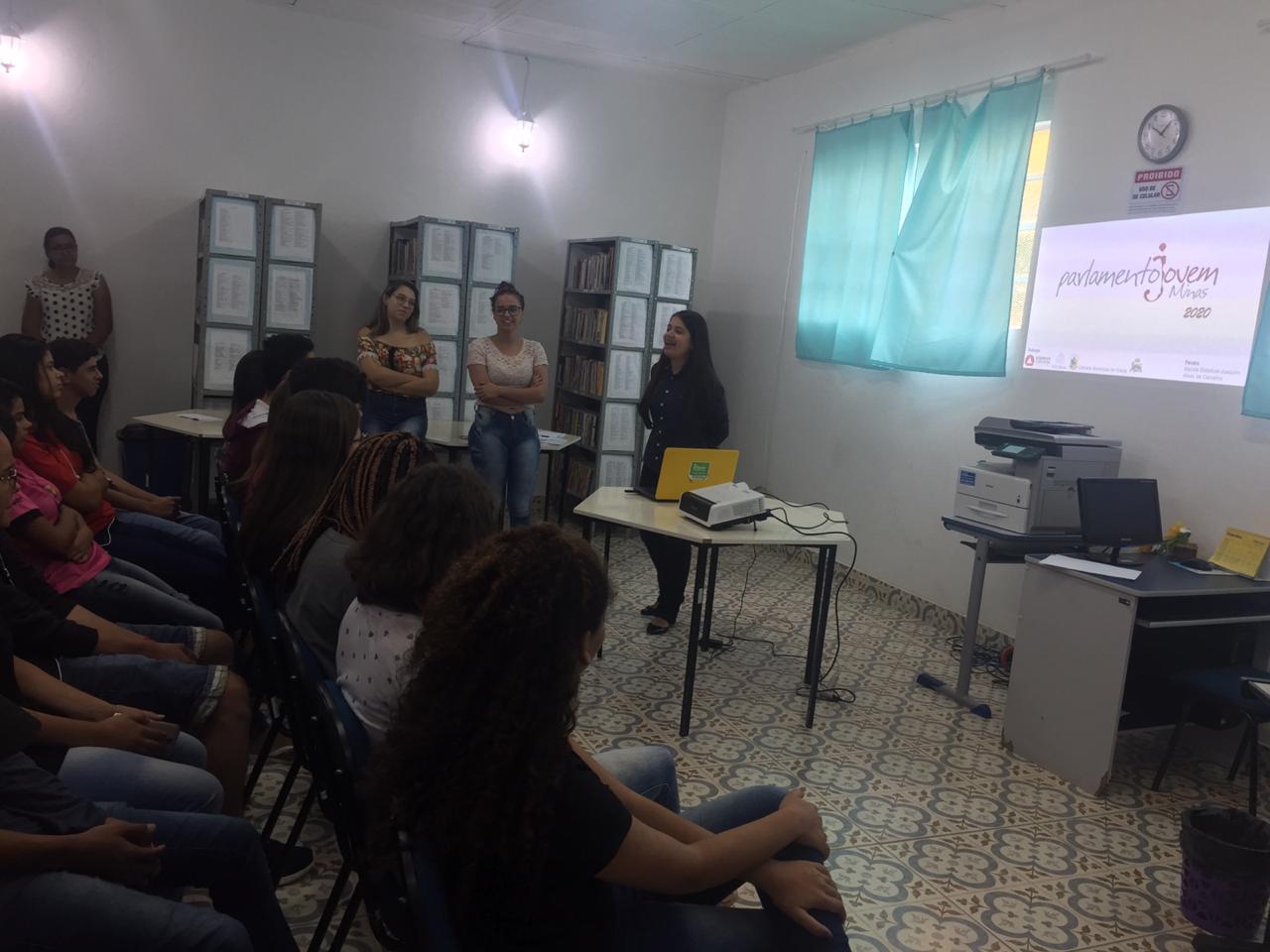 Apresentação do Parlamento Jovem na Escola Estadual Joaquim Alves de Carvalho 